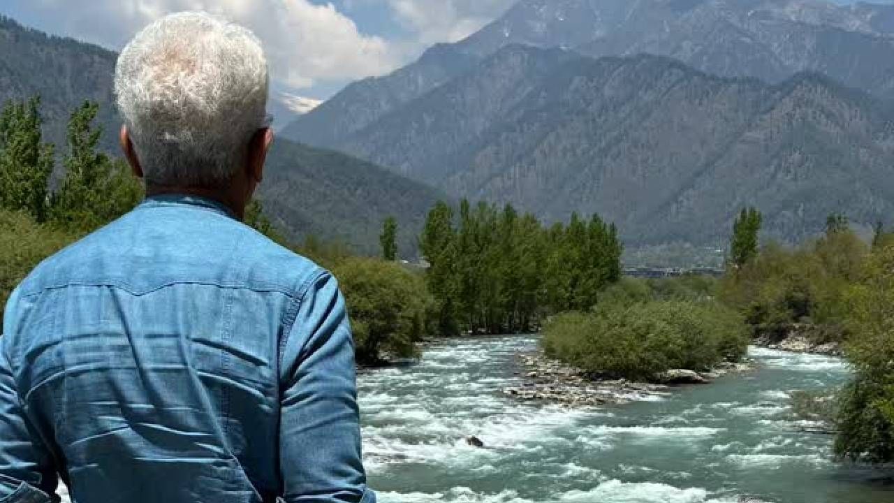 'चला, काश्मीरला चला.. मी आलोय, तुम्हीसुद्धा या..' असं आवाहन त्यांनी देशवासियांना केलं आहे. काश्मीरच्या पर्यटनावर परिणाम व्हावा, हा दहशतवाद्यांचा हेतू होता. परंतु त्यांचा तो हेतू साध्य होऊ द्यायचा नाही, असा संदेश अतुल यांनी दिला आहे.