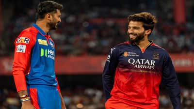 RCB vs DC : दिल्लीने टॉस जिंकला, आरसीबी घरच्या मैदानात बॅटिंग करणार, प्लेइंग ईलेव्हनमध्ये कोण?