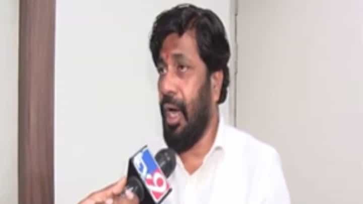 Bachchu Kadu : कर्जमाफी साठी मुहूर्त शोधताय का? बच्चू कडू संतापले Bachchu Kadu : कर्जमाफी साठी मुहूर्त शोधताय का? बच्चू कडू संतापले