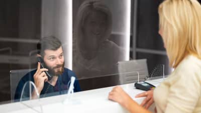 बँकेत कर्मचाऱ्यांकडून काम करताना वारंवार टाळलं जातंय? मग हे 5 पर्याय ठरतील फायदेशीर