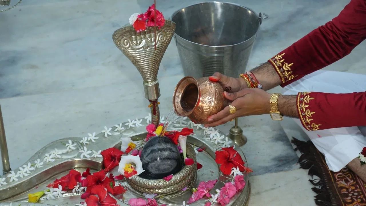पूजेनंतर जर सिंदूर किंवा कंकू शिल्लक राहिला तर तो पुन्हा पूजेसाठी वापरण्यासाठी योग्य आहे. त्याशिवाय, तुम्ही तुमच्या घरात, जसं की कोणत्याही नवीन वस्तूवर, दारावर स्वस्तिक काढण्यासाठी किंवा शुभ चिन्ह म्हणून देखील हे सिंदूर आणि कंकू वापरू शकता.