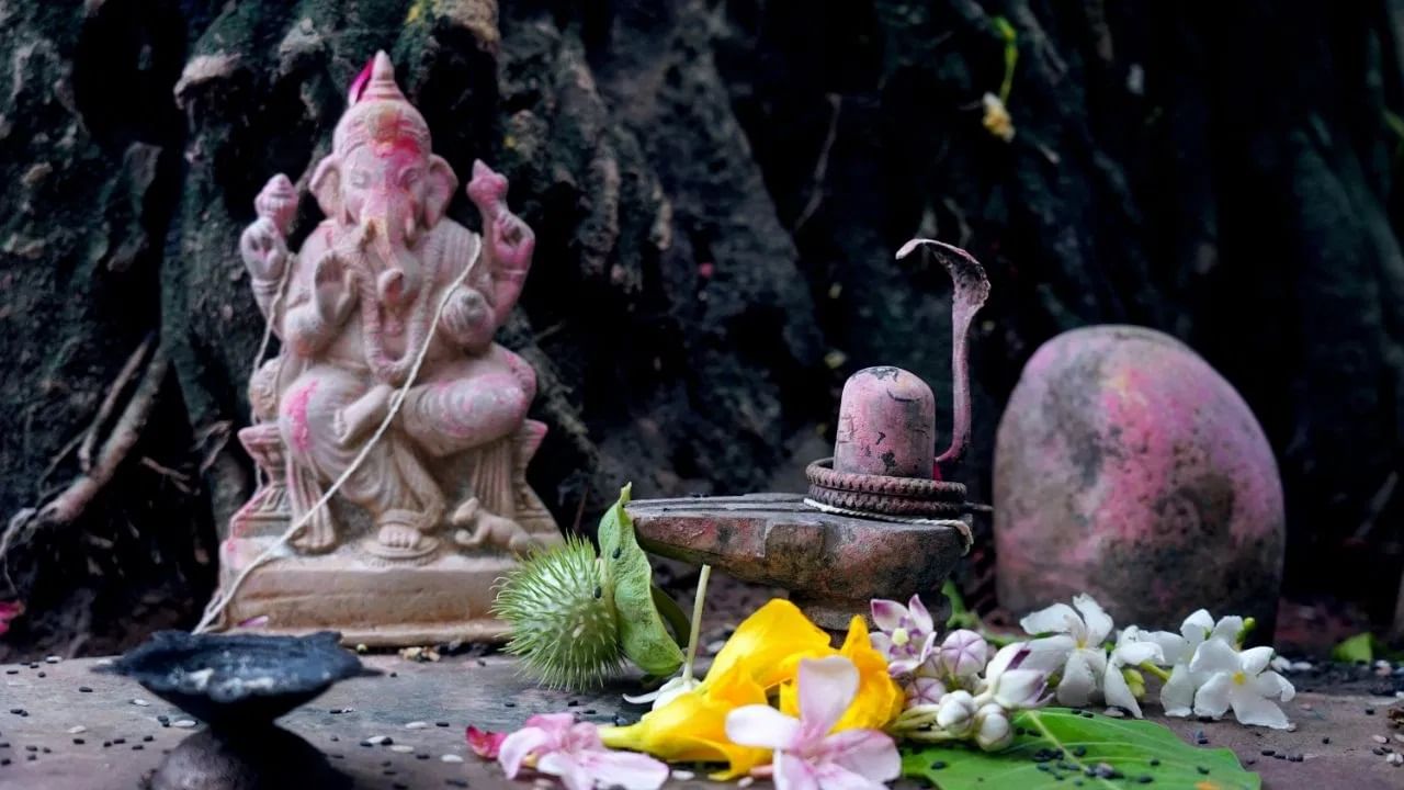 जर पूजेनंतर घरात फुले उरली असतील तर ती कचऱ्यात टाकू नका, त्याऐवजी ती फुले तुमच्या बागेत किंवा कुंडीत ठेवा. काही काळानंतर, ही फुले कुंडीत खतामध्ये बदलतील, जी झाडांसाठी फायदेशीर आहे. म्हणून, तुम्ही फुलांचा योग्य वापर केला पाहिजे.
