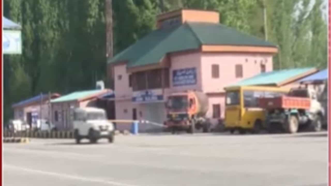 Baramulla Infiltration 2025 : भारतीय सैन्यदलाच्या जवानांकडून 2 दहशतवाद्यांचा खात्मा; मोठा शस्त्रसाठा जप्त Baramulla Infiltration 2025 : भारतीय सैन्यदलाच्या जवानांकडून 2 दहशतवाद्यांचा खात्मा; मोठा शस्त्रसाठा जप्त