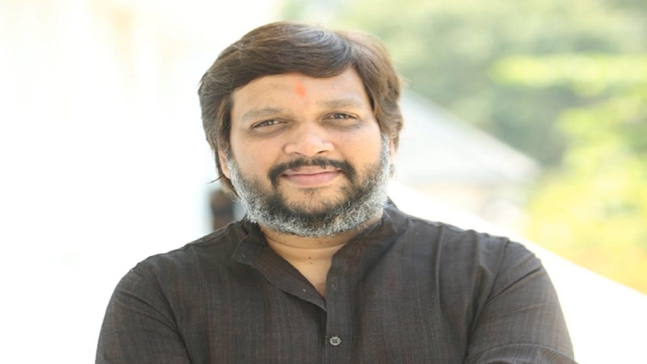 राष्ट्रीय पुरस्कार विजेते अक्षय बर्दापूरकर यांना भारताच्या राष्ट्रपती द्रौपदी मुर्मू यांच्या हस्ते एका चित्रपटासाठी राष्ट्रीय पुरस्कार मिळाला.