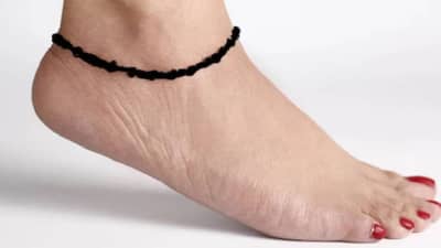 black thread: ज्योतिषशास्त्रानुसार या 4 राशीच्या लोकांनी पायात चुकूनही..