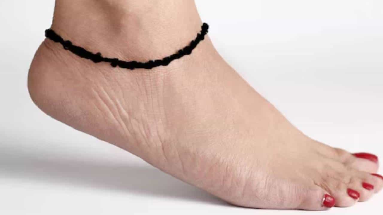 black thread: ज्योतिषशास्त्रानुसार या 4 राशीच्या लोकांनी पायात चुकूनही..