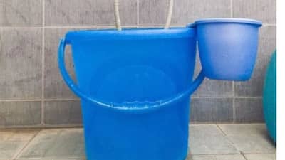 तुम्हीही बाथरूमध्ये मोकळी बादली ठेवता? जाणून घ्या वास्तुशास्त्रात काय सांगितलंय?