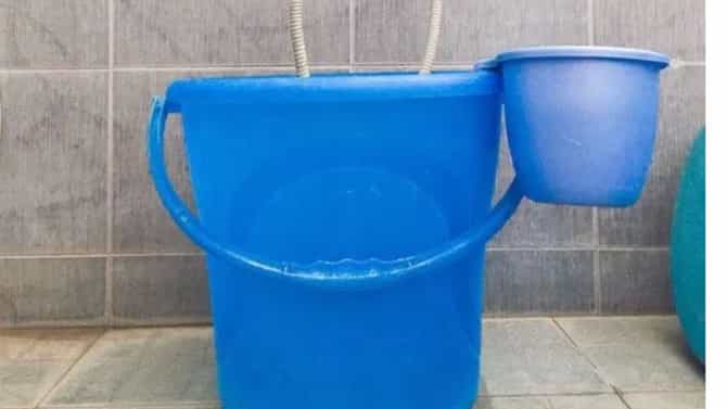 तुम्हीही बाथरूमध्ये मोकळी बादली ठेवता? जाणून घ्या वास्तुशास्त्रात काय सांगितलंय?