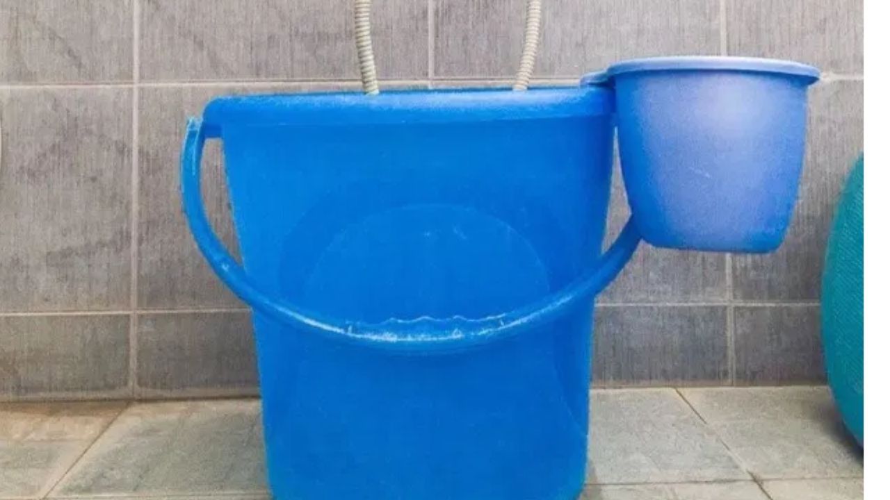 तुम्हीही बाथरूमध्ये मोकळी बादली ठेवता? जाणून घ्या वास्तुशास्त्रात काय सांगितलंय?