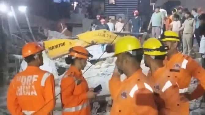 चार मजली इमारत कोसळली, चौघांचा मृत्यू, ढिगाऱ्याखाली अनेक जण अडकल्याची भीती