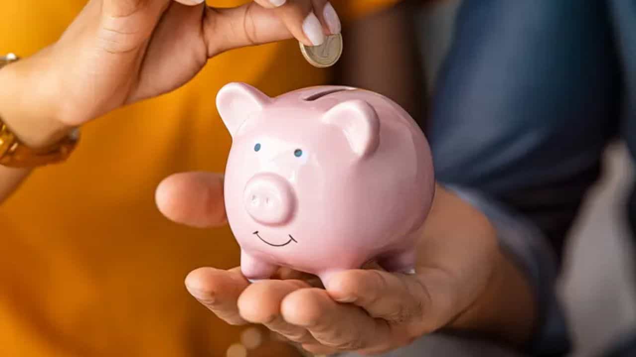 वायफळ खर्च टाळण्यासाठी या सवयी तुमच्या आयुष्यामध्ये ठरतील फायदेशीर..