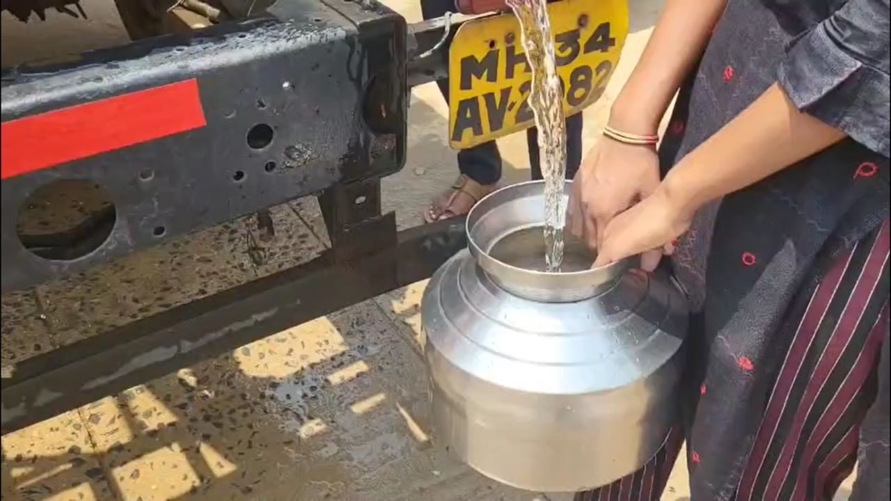 चंद्रपूर शहरासोबतच ग्रामीण भागातही पाणी टंचाईची गंभीर परिस्थिती आहे. नगरपरिषदा आणि ग्रामपंचायतीमार्फत अनेक भागांमध्ये पाणीपुरवठा केला जात असला तरी, ग्रामीण पाणीपुरवठा विभागाकडे सध्या किती गावांमध्ये टँकरने पाणीपुरवठा केला जात आहे याची नेमकी आकडेवारी उपलब्ध नाही, असे सांगण्यात आले आहे.