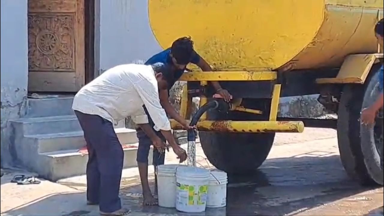 कधी मनपाच्या टँकरची वाट पाहण्यात, तर कधी पैसे देऊन पाणी विकत घेण्यास ते मजबूर झाले आहेत. या गंभीर समस्येवर प्रशासनाकडे कोणतेही ठोस उत्तर नसल्याने नागरिकांमध्ये नाराजी पसरली आहे.