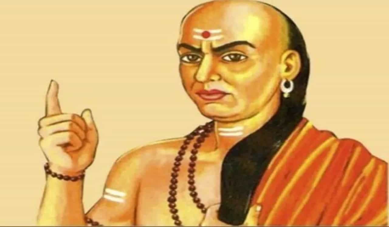 chanakya Niti : महिलांच्या या सवयींमुळे नात्यांमध्ये होते गडबड, नारीत दोष असले तरी...