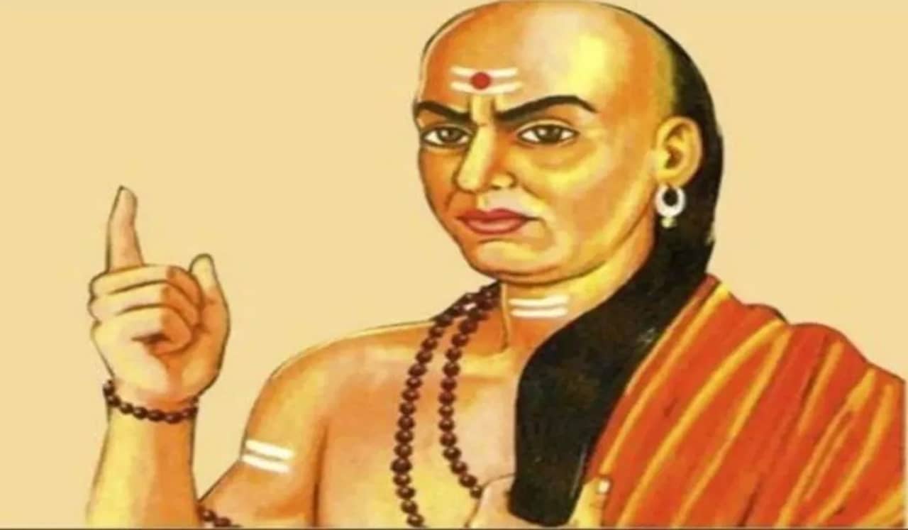 chanakya Niti : महिलांच्या या सवयींमुळे नात्यांमध्ये होते गडबड, नारीत दोष असले तरी...
