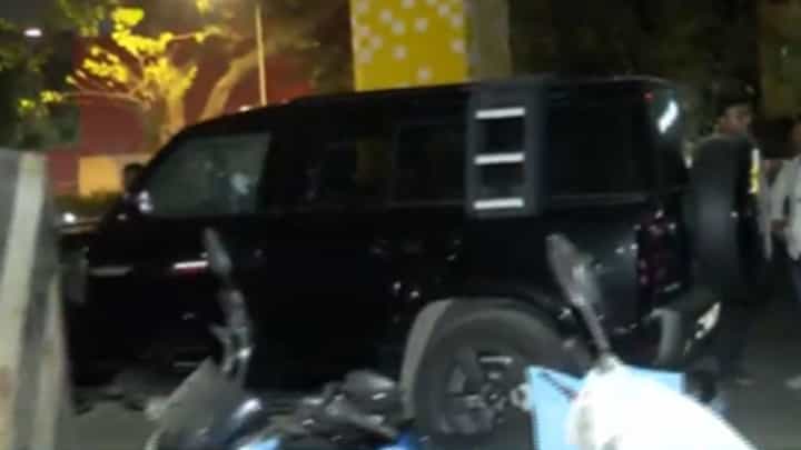 Chembur Crime : चेंबुरमध्ये गोळीबाराचा थरार! आज्ञातांनी बांधकाम व्यावसायिकावर दोन गोळ्या झाडल्या Chembur Crime : चेंबुरमध्ये गोळीबाराचा थरार! आज्ञातांनी बांधकाम व्यावसायिकावर दोन गोळ्या झाडल्या