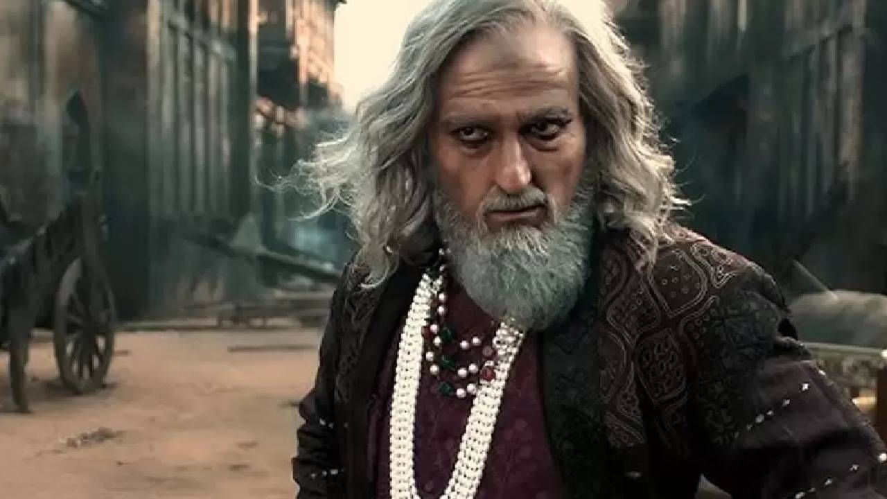 "मला ब्रिटीशंना भेटायचं आहे आणि त्यांच्या दोन कानाखाली वाजवायचं आहे. मी नुकताच छावा हा चित्रपट पाहिला आणि त्यानंतर मला खूप राग आला. मला संधी मिळाली तर मी भूतकाळात जाऊन औरंगजेबाच्या दोन-तीन कानाखाली वाजवेन. अशा इतरही अनेक व्यक्तींना मला भेटून त्यांना मारायचं आहे. पण सध्या तरी मला हीच नावं आठवतायत", असं तो म्हणाला.