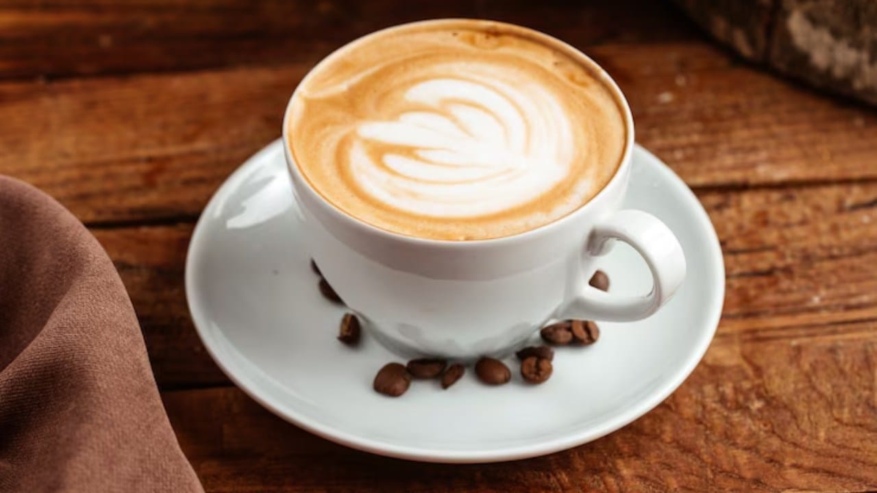 जर तुम्ही दुधाची कॉफी बनवत असाल आणि ती रुम टेम्प्रेचरवर असेल तर ती ४ तासात खराब होते.