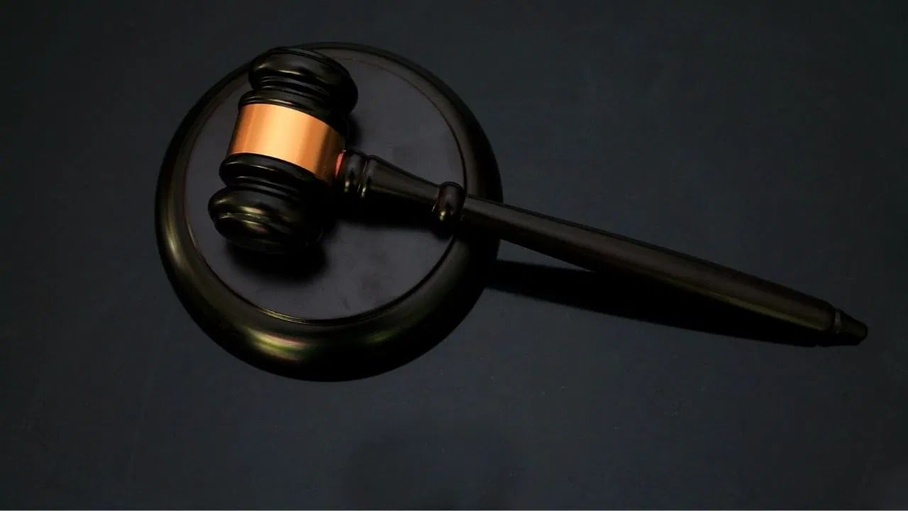 भारतीय करार कायदा १८७२ नुसार, कर्जाची जबाबदारी फक्त करार केलेल्या व्यक्तीवरच असते. त्यामुळे, जर मुलगा वडिलांच्या कर्जासाठी जामीनदार नसेल, तर तो वैयक्तिकरित्या यासाठी जबाबदार ठरत नाही.