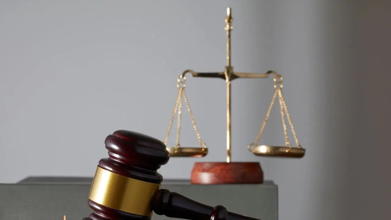 वडिलांनी घेतलेले कर्ज त्यांच्या निधनानंतर मुलाला फेडावे लागते का? असा प्रश्न वारंवार विचारला जातो. या प्रश्नावरुन अनेकदा लोकांमध्ये संभ्रमही निर्माण होतो. पण तुम्हाला माहितीये का? भारतीय कायद्यानुसार, वडिलांच्या कर्जासाठी मुलगा वैयक्तिकरित्या जबाबदार नसतो. मात्र, काही विशिष्ट परिस्थितीत त्याला वडिलांचे कर्ज फेडावे लागू शकते.