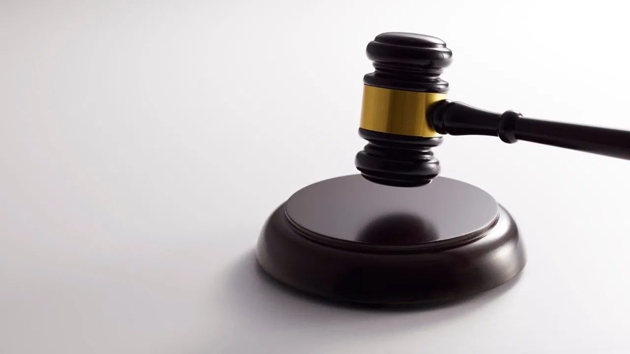 हिंदू कायद्यानुसार, जर वडिलोपार्जित मालमत्तेवर धर्मादाय, सामाजिक किंवा कौटुंबिक कारणांसाठी कर्ज घेतले गेले असेल, तर काही विशिष्ट परिस्थितीत वारसांना मालमत्तेतून ते कर्ज फेडावे लागते.