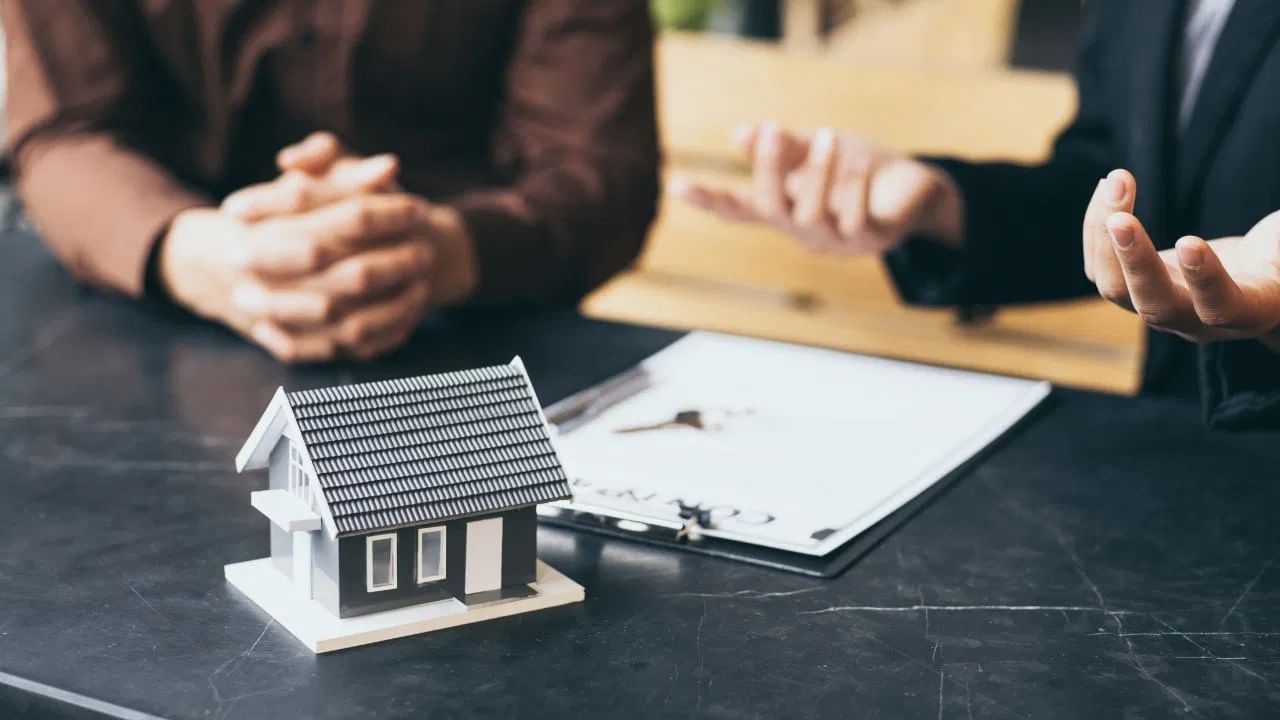 भारतीय उत्तराधिकार कायदा १९२५ नुसार, वडिलांच्या निधनानंतर त्यांच्या मालमत्तेतून कर्जाची परतफेड केली जाते. जर मुलाने कर्जाची हमी दिली नसेल किंवा त्याला वडिलांच्या मालमत्तेचा लाभ मिळाला नसेल, तर त्याला वैयक्तिकरित्या कर्ज फेडण्याचे कोणतेही कायदेशीर बंधन नाही.