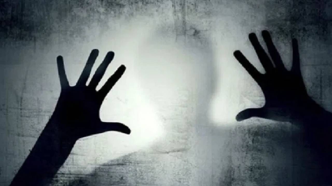 तसेच हे फोटो तुमच्या विभाग प्रमुखाला दाखवले तर परीक्षेला बसवण्यासाठी अडचण येऊ शकते असा दम दिला. यातून मार्ग काढायचा असेल तर माझ्याजवळ बसा असं म्हणत एका अल्पवयीन विद्यार्थिनीचा हात हातात घेतला. तसेच शरीरावर लज्जा उत्पन्न होईल असे हात फिरवून विद्यार्थिनींना त्रास देण्यास सुरुवात केली.