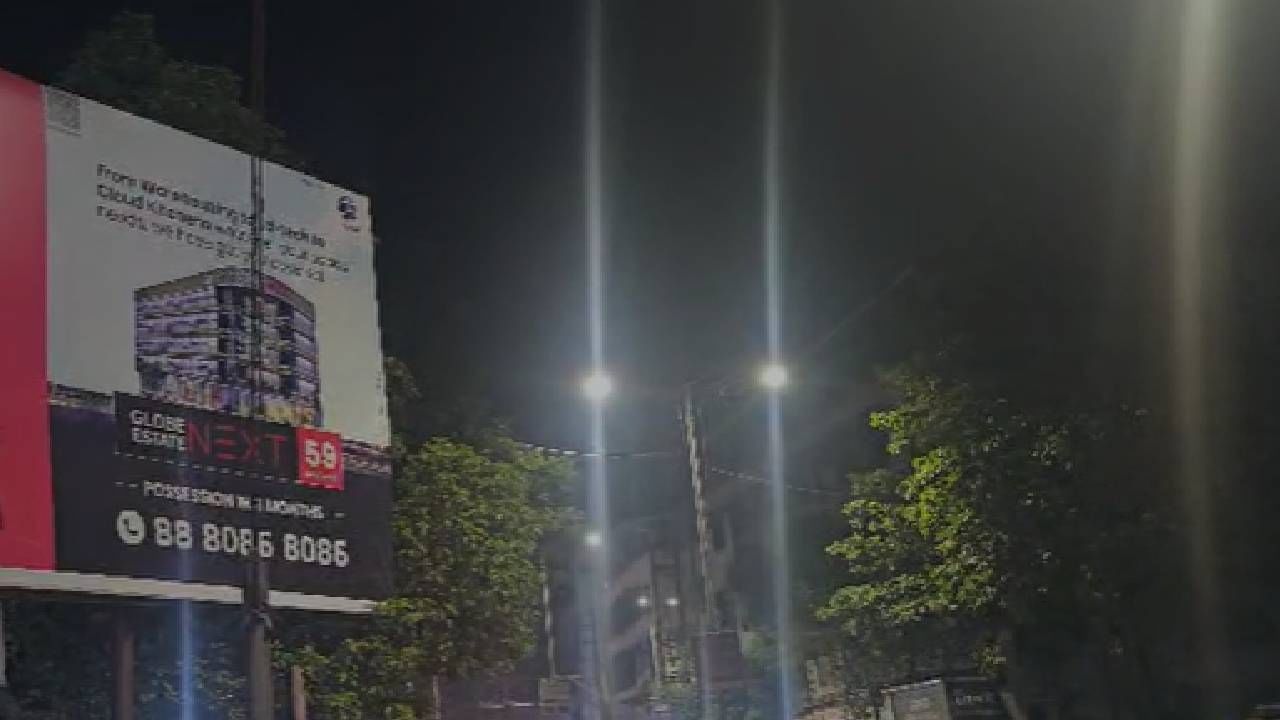 फलकावर असलेल्या जाहिरातीत “बाबूमोशाय, ऑफिस पास होना चाहिए लंबा नहीं” असा मजकूर असून या घोषवाक्याने मराठी बहुल डोंबिवलीत चर्चेला उधाण आले आहे.ही जाहिरात महापालिकेच्या ठेकेदाराने लावल्याचे स्पष्ट झाले आहे.