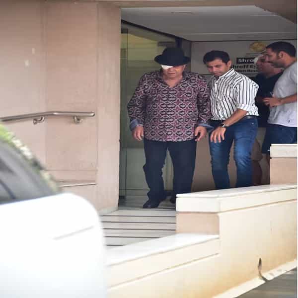 दिग्गज अभिनेते धर्मेंद्र एका डोळ्यावर पट्टी बांधलेल्या अवस्थेत हॉस्पिटलबाहेर दिसले. त्यामुळे चाहत्यांनी चिंता व्यक्त केली आहे.