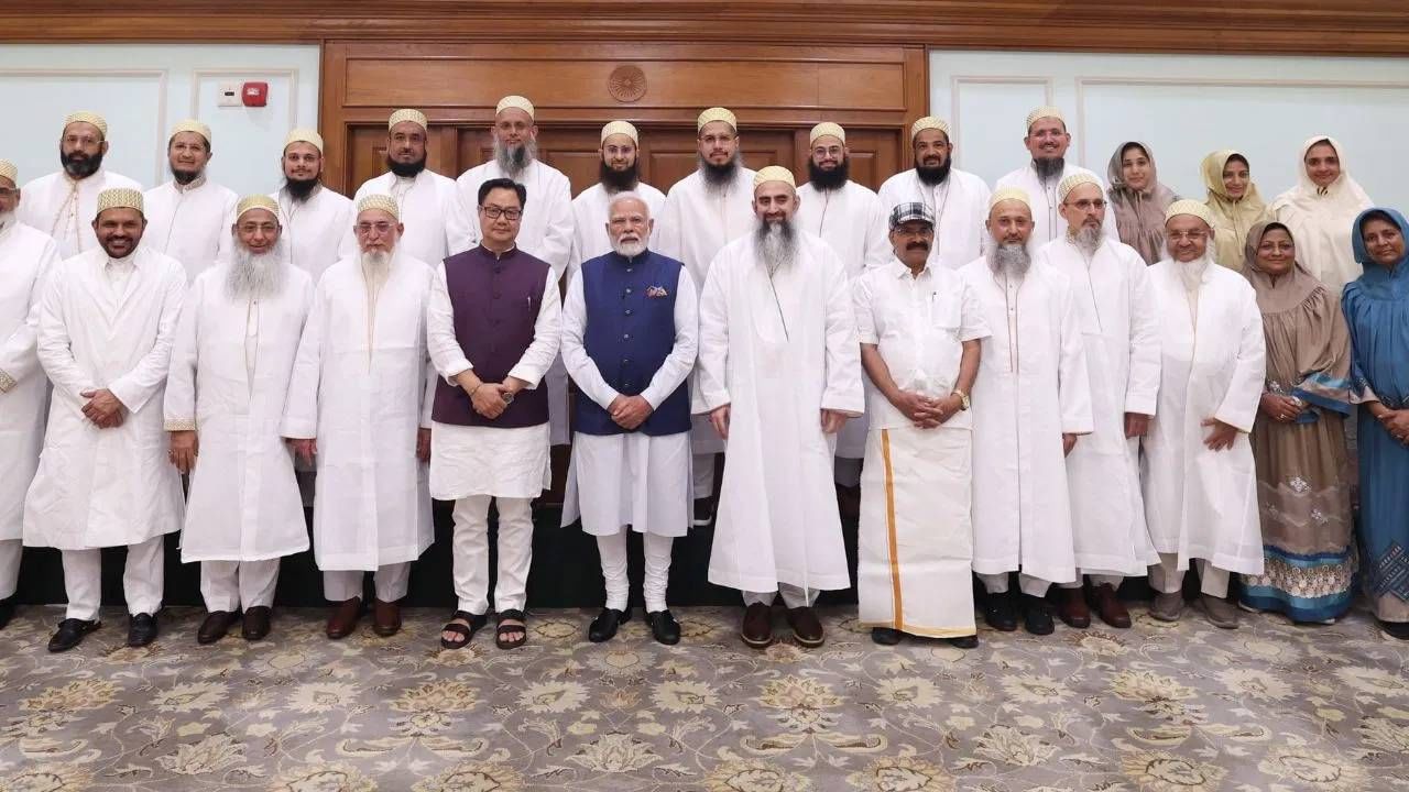 दाऊदी बोहरा समुदायाचे शिष्टमंडळ मोदींच्या भेटीला, वक्फ कायद्याबद्दल मानले आभार! दाऊदी बोहरा समुदायाचे शिष्टमंडळ मोदींच्या भेटीला, वक्फ कायद्याबद्दल मानले आभार!