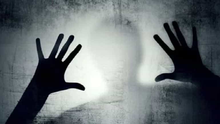 सोलापुरात एक धक्कादायक घटना घडली आहे. येते एका 68 वर्षीय वृद्ध व्यक्तीने 3 शाळकरी मुलींचा विनयभंग केल्याचा प्रकार समोर आला आहे.