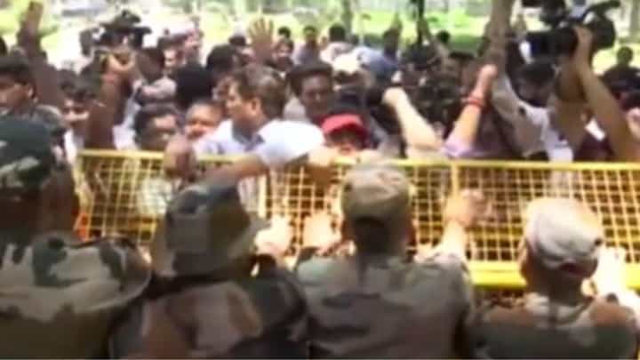 Delhi News : पाकिस्तान हायकमिशनबाहेर जोरदार घोषणाबाजी आणि निदर्शने Delhi News : पाकिस्तान हायकमिशनबाहेर जोरदार घोषणाबाजी आणि निदर्शने