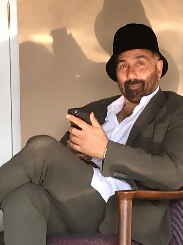 सनी देओलने इन्स्टाग्रामवर एक स्टोरी शेअर केलीय. 'या जगाचा फक्त दहशतवाद संपवण्याचा विचार असला पाहिजे' असं सनीने लिहिलय.