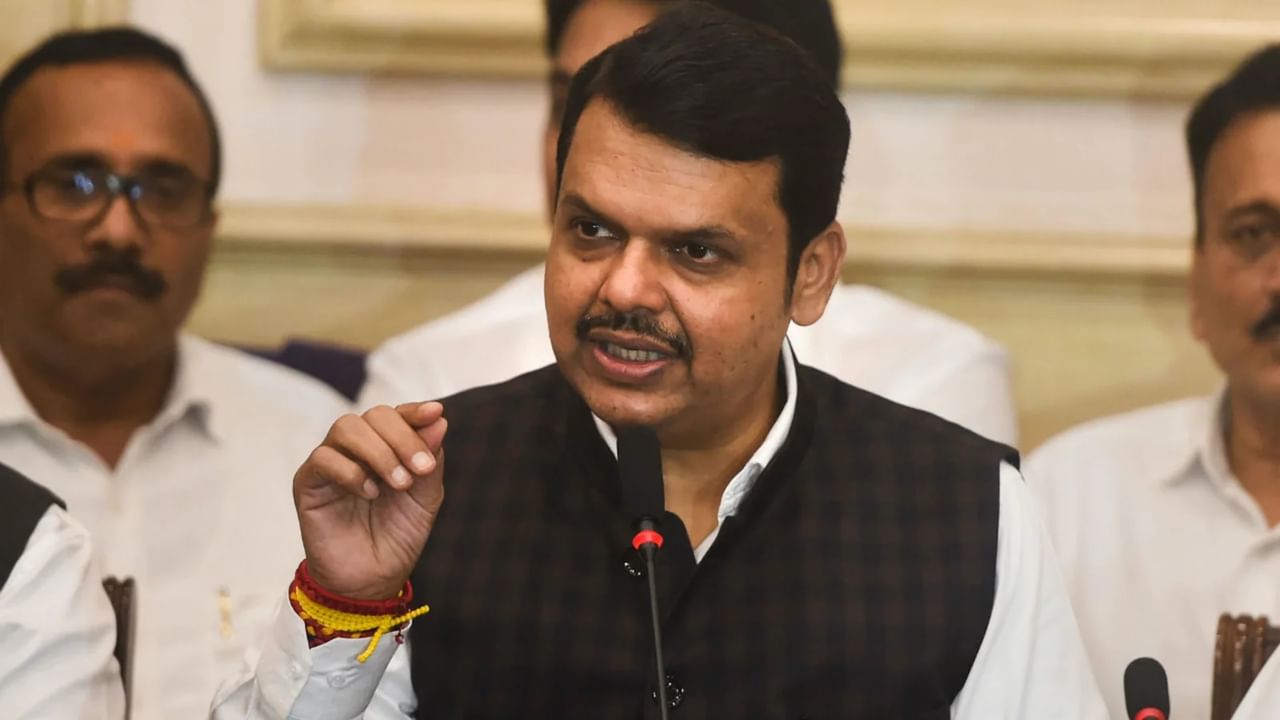 हिंदी भाषा कंम्पलसरी नाही..मग अन्य भाषेचा पर्याय ? काय म्हणाले देवेंद्र फडणवीस हिंदी भाषा कंम्पलसरी नाही..मग अन्य भाषेचा पर्याय ? काय म्हणाले देवेंद्र फडणवीस