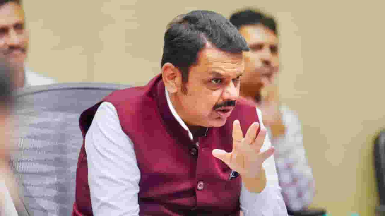 CM Devendra Fadnavis : देवेंद्र फडणवीसांनी Axis, ICICI, HDFC बँकेच्या अधिकाऱ्यांना फटकारलं