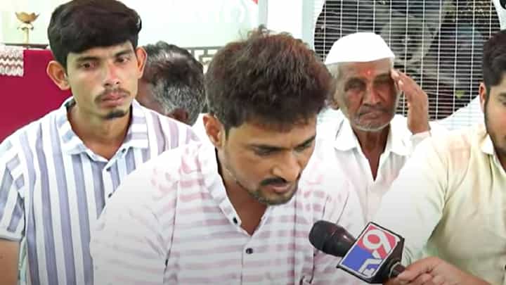 Santosh Deshmukh Case : सरपंच हत्या प्रकरणाला 4 महिने उलटले, संतोष देशमुखांच्या भावाचा बीड पोलिसांना एकच सवाल, 'कृष्णा आंधळे कसा...' Santosh Deshmukh Case : सरपंच हत्या प्रकरणाला 4 महिने उलटले, संतोष देशमुखांच्या भावाचा बीड पोलिसांना एकच सवाल, 'कृष्णा आंधळे कसा...'