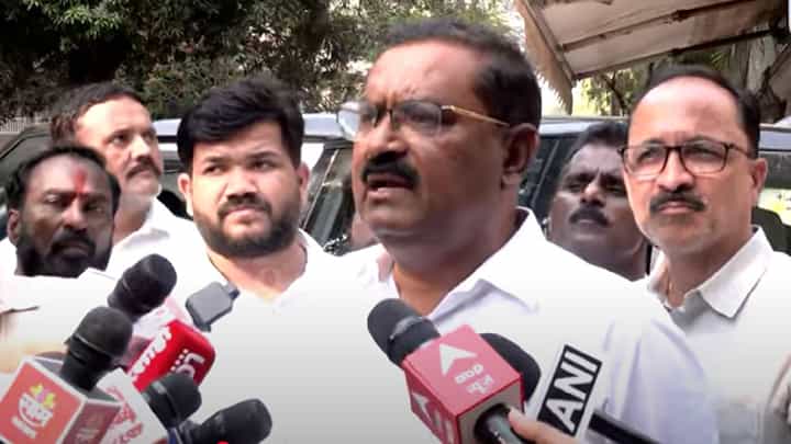 Suresh Dhas : बीडमध्ये आकाची टोळी अजूनही कार्यरत अन्..., सुरेश धसांचा वाल्मिक कराडवर पुन्हा निशाणा Suresh Dhas : बीडमध्ये आकाची टोळी अजूनही कार्यरत अन्..., सुरेश धसांचा वाल्मिक कराडवर पुन्हा निशाणा