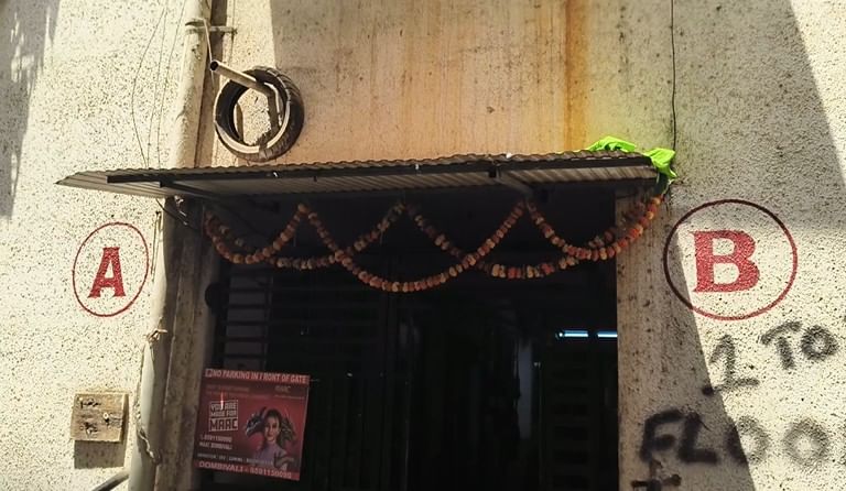 Excuse Me बोलल्यावरून डोंबिवलीत मराठी-उत्तर भारतीयात हाणामारी, पती-पत्नीच्या भांडणात हिंदी भाषिकांना प्रसाद Excuse Me बोलल्यावरून डोंबिवलीत मराठी-उत्तर भारतीयात हाणामारी, पती-पत्नीच्या भांडणात हिंदी भाषिकांना प्रसाद