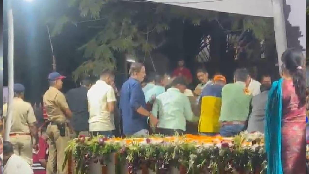 यावेळी डोंबिवलीकरांनी पाकिस्तान मुर्दाबादच्या घोषणा दिल्या. धर्म विचारून गोळ्या घालणाऱ्यांना साहेब जिवंत सोडू नका, त्यांनाही ठार करा, डोंबिवलीकरांनी मुख्यमंत्र्यांकडे मागणी केली आहे. या हल्ल्याच्या निषेधार्थ उद्या (24 एप्रिल) डोंबिवलीत कडकडीत बंद पाळण्यात येणार आहे.