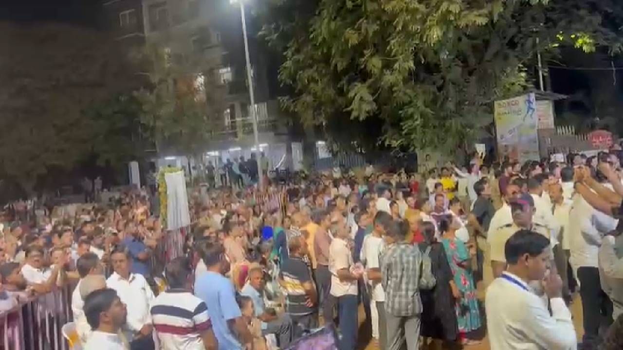 यावेळी सरकारी यंत्रणा निष्क्रिय ठरली आहे, त्याच्यामुळेच हा आतंकवादी हल्ला झाला. सरकार फक्त पक्ष फोडण्यात गुंतलेले आहे. त्यांना सर्वसामान्यांबाबत काही देणे-घेणे नाही, असा आरोप संतप्त नागरिकांनी केला. जेव्हा मंत्र्यांच्या पोरांवर असे हल्ले होतील तेव्हा याचं गांभीर्य त्यांना कळेल असंही या नागरिकांनी म्हटलं.