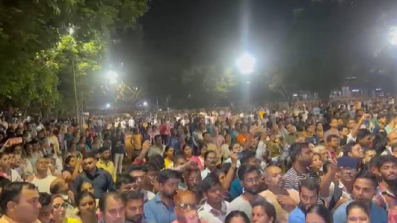 काश्मीरमधील पेहेलगाम येथे झालेल्या दहशतवादी हल्ल्यात डोंबिवली येथील पर्यटक अतुल मोने यांचा मृत्यू झाला. मोने यांचे पार्थिव त्यांच्या डोंबिवली पश्चिम ठाकूर वाडी येथील राहत्या घरी आणन्यात आले आहे. त्यानंतर डोंबिवलीकरांनी रस्त्यावर सरकार आणि पाकिस्तानचा निषेध केला.