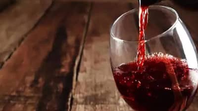 बारमध्ये प्रत्येक ड्रिंकसाठी वेगळा ग्लास का असतो? फॅन्सी स्टाईल नाही, यामागे आहे एक खास कारण!