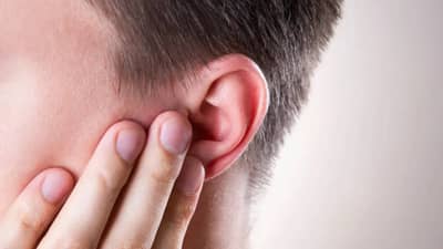 रात्री अचानक कान दुखतोय? मग हा घरगुती उपाय करा, चुटकीत आराम मिळवा!
