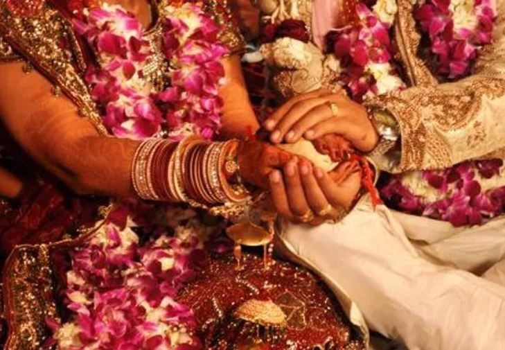 वडिलानेच लग्न करण्याची परंपरा असलेल्या या देशाचे नाव बांगलादेश असे आहे. बांगलादेशातील मंडी समुदायात असा प्रकारचे लग्न सर्सास लागते.  