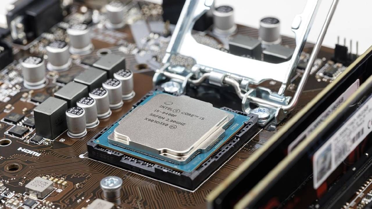 CPU (प्रोसेसर), रॅम, मदरबोर्ड, ट्रान्सिस्टर आणि कनेक्शन पिन्समध्ये अत्यंत बारिक थराच्या स्वरुपात सोन्याचा वापर केला जातो. 
