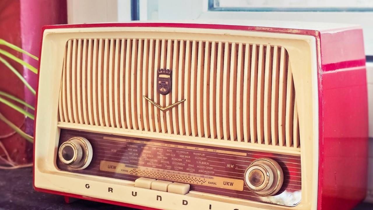 जुन्या काळाचे रेडिओ, विशेषकरून शॉर्टवेव रेडिओ.. जे आजकाल फार क्वचित पहायला मिळतात, त्यांच्यातही सोन्याचा वापर व्हायचा. यांच्या सर्किटमध्ये वापरले गेलेले भाग सोन्याच्या मायक्रो कोटिंगपासून तयार केले जायचे. 
