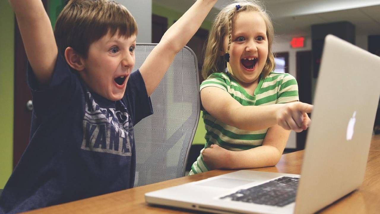 गंज चढत नसल्याच्या गुणधर्मामुळे सोन्याचा वापर अनेक इलेक्ट्रॉनिक उपकरणांमध्ये केला जातो. जर तुमच्या घरात कम्प्युटर किंवा लॅपटॉप असेल, तर त्यातही सोनं असतंच. 
