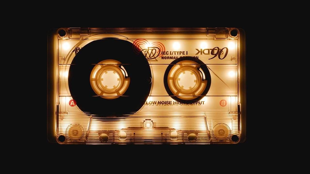 1980 आणि 1990 च्या दशकात बनलेल्या स्टिरिओ सिस्टम, कॅसेट प्लेअर आणि टेप रेकॉर्डर यांच्यातही सोन्याचा वापर व्हायचा. त्याकाळी उपकरणांच्या गुणवत्तेसाठी सोन्याचा वापर अनिवार्य समजला जायचा. परंतु आधुनिक सिस्टमध्ये हा वापर बराच कमी झाला आहे. 
