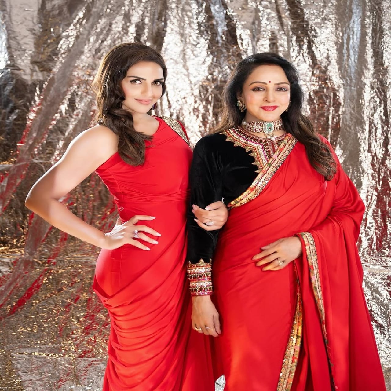 अभिनेत्री ईशा देओल हिने स्वतःचे काही फोटो पोस्ट केले आहेत. सध्या सर्वत्र फक्त आणि फक्त ईशा हिच्या खास फोटोंची चर्चा रंगली आहे.