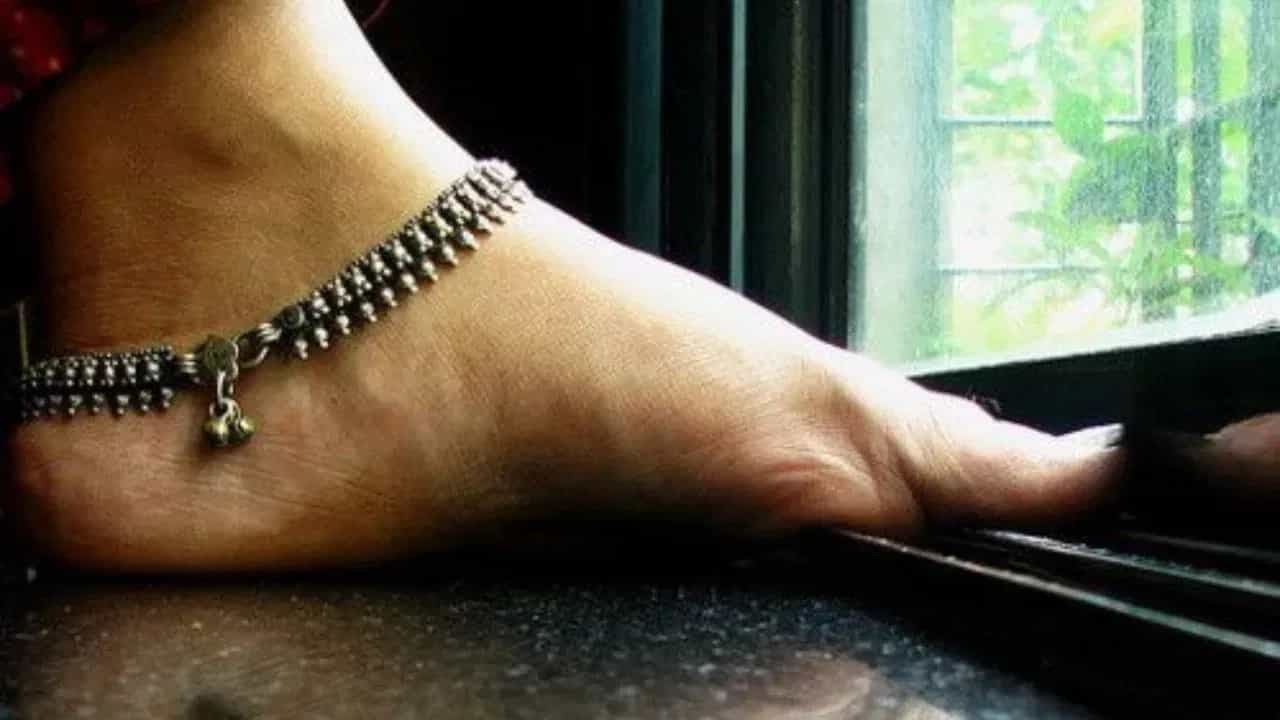 Vastu Tips : आयुष्यात चुकूनही या 6 गोष्टींवर पाय ठेवू नका, आर्थिक चणचण भासेल...